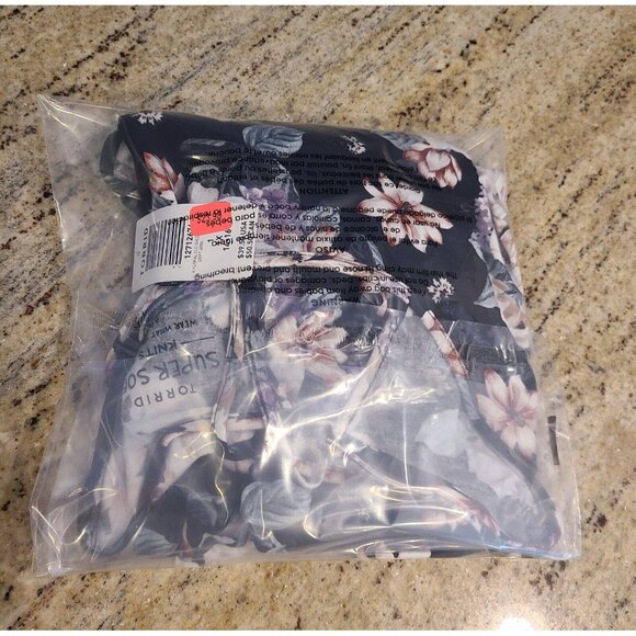 New! Torrid Size 1X Super Soft Knits Black Floral Cold Shoulder Top Rayon Blend - Picture 13 of 13